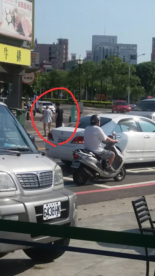  她看到失智症老爺爺走進超商後「店員的態度明顯不一樣」，下一秒拍到的畫面讓大家都被暖哭了！