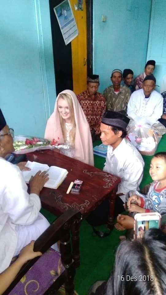 人生勝利組！印尼男子與「極品英國正妹」的結婚照在臉書被瘋傳，一票網友「羨慕忌妒恨」！