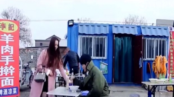 相親對象月薪超過十萬，卻帶我吃路邊攤約會！結帳時的一個小舉動讓我決定嫁他！