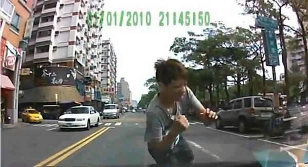 藝術家將自己的瑪莎拉蒂黏滿了「謎樣物體」，近看以後沒人敢靠近車子！
