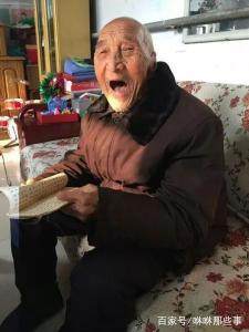 叔叔患病沒人理會，侄女照看5年，去世前留下條棉被，打開後哭了