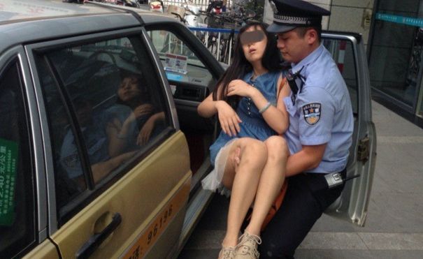 女子在出租車上坐姿不正常，司機覺得不對，停下車後報了警！