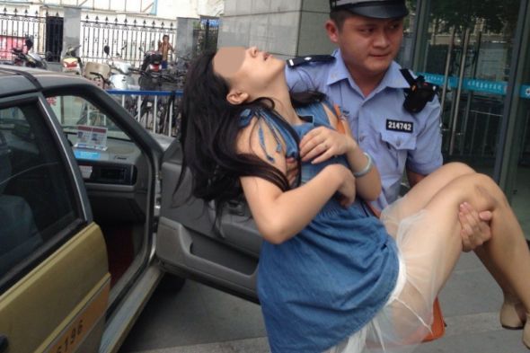 女子在出租車上坐姿不正常，司機覺得不對，停下車後報了警！