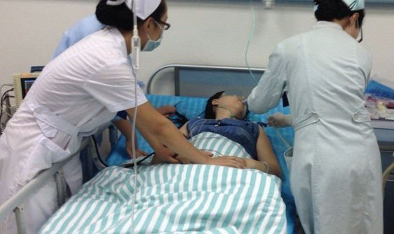 女子在出租車上坐姿不正常，司機覺得不對，停下車後報了警！