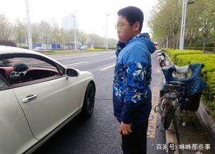 小孩子無意之間刮花豪車，車主要兩萬塊賠償，家長給錢後愣住了