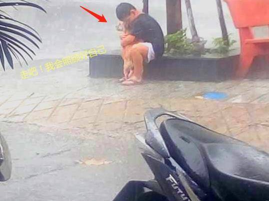 家人不允許養狗，小男孩雨中抱狗道別，久久不舍放開，鄰居下定決心感動小男孩