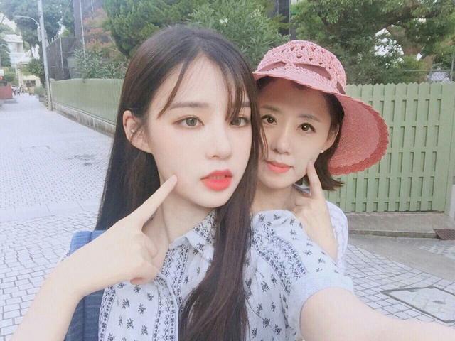 瘋傳母女20年前合影照片，370萬人圍觀點評，爆正妹鐵律 
