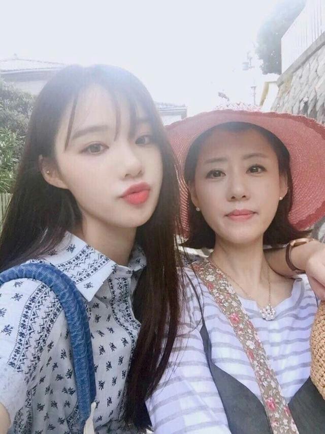 瘋傳母女20年前合影照片，370萬人圍觀點評，爆正妹鐵律 