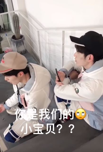 「超寵妹妹」雙胞胎天菜哥哥爆紅　妹妹喊冷「回頭一人牽一隻手放口袋」網融化：分我一個就好！ 
