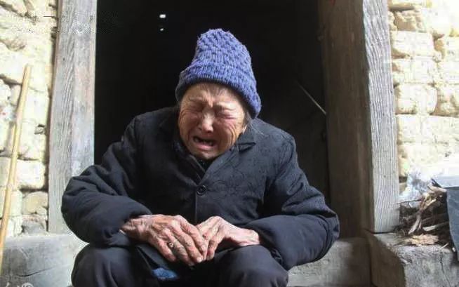 女兒托夢說想吃餃子，母親煮好端到墳前，抬頭瞥見墓碑，撒腿就跑！ 
