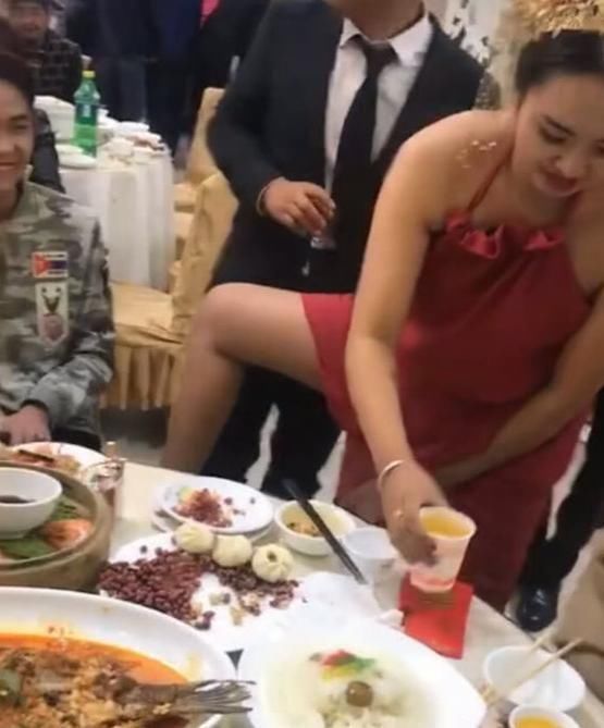 最霸氣新娘在婚禮上一個姿勢，網友：一不小心暴露了職業！