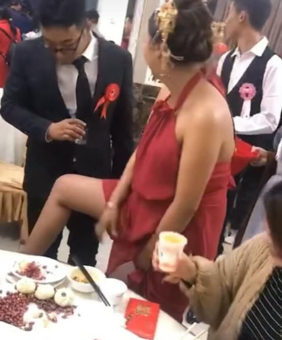 最霸氣新娘在婚禮上一個姿勢，網友：一不小心暴露了職業！