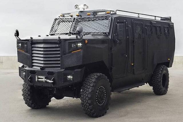 機槍子彈和手榴彈拿它毫無辦法，一重15噸的裝甲車如移動堡壘 