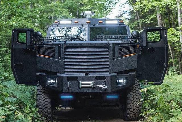 機槍子彈和手榴彈拿它毫無辦法，一重15噸的裝甲車如移動堡壘 