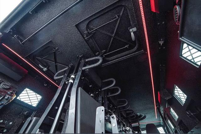 機槍子彈和手榴彈拿它毫無辦法，一重15噸的裝甲車如移動堡壘 