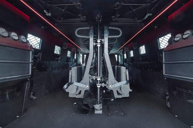 機槍子彈和手榴彈拿它毫無辦法，一重15噸的裝甲車如移動堡壘 