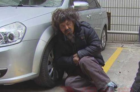 乞丐撿一孩子回家，三個月後孩子丟了，一推開門卻得五十萬！