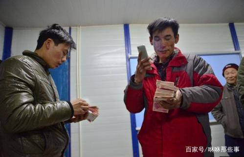 退伍小伙去當苦力，6百一天卻被工頭剋扣3百，老闆來後工頭傻眼了