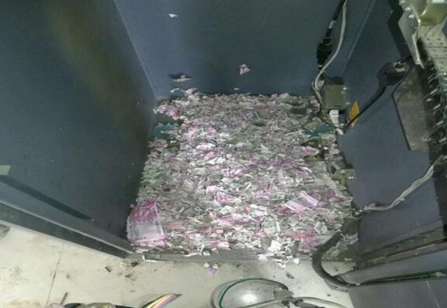 女子在ATM機取不出錢，工作人員打開機器，畫面十分精彩！ 網友：我眼睛都直了
