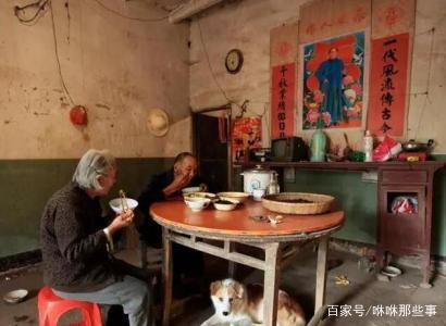 鄉下老父送來一袋魚乾，兒子嫌難吃放冰箱，半年後打開袋子我哭了
