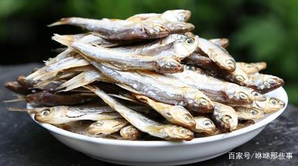 鄉下老父送來一袋魚乾，兒子嫌難吃放冰箱，半年後打開袋子我哭了