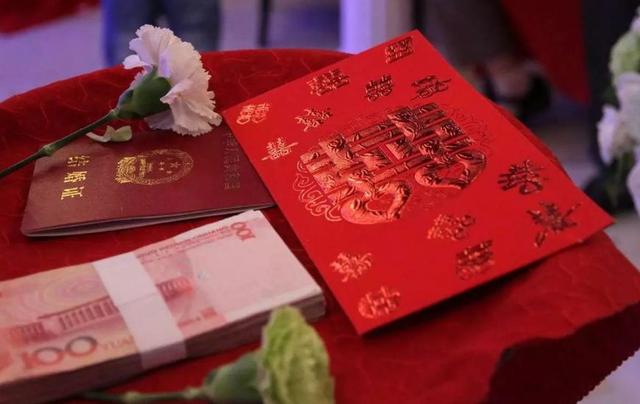 離婚後前夫帶著女兒上門求復婚，女人點頭答應，去民政局時傻了眼