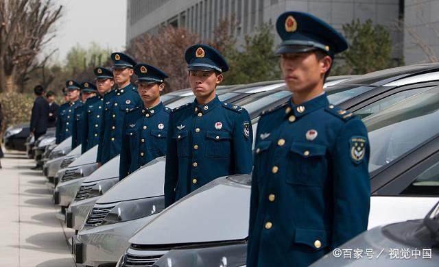 農村女孩每天都幫殘疾軍人打飯，4年後辭職時，看到來人後愣住了
