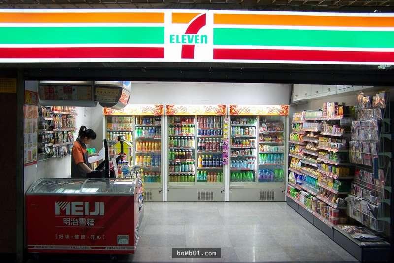 醉客凌晨誤闖小7點「雙層牛肉堡、薯條可樂加大」，店員超神的反應讓大家都跪了啊！ 