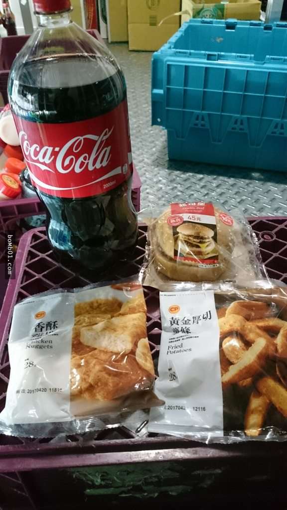 醉客凌晨誤闖小7點「雙層牛肉堡、薯條可樂加大」，店員超神的反應讓大家都跪了啊！ 