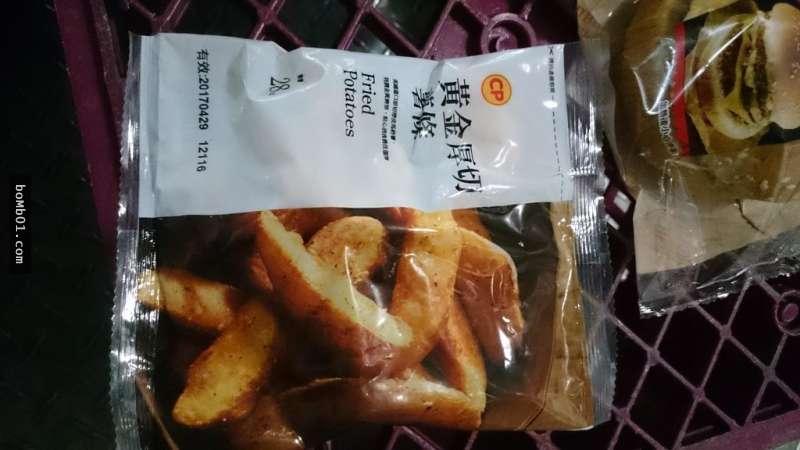 醉客凌晨誤闖小7點「雙層牛肉堡、薯條可樂加大」，店員超神的反應讓大家都跪了啊！ 