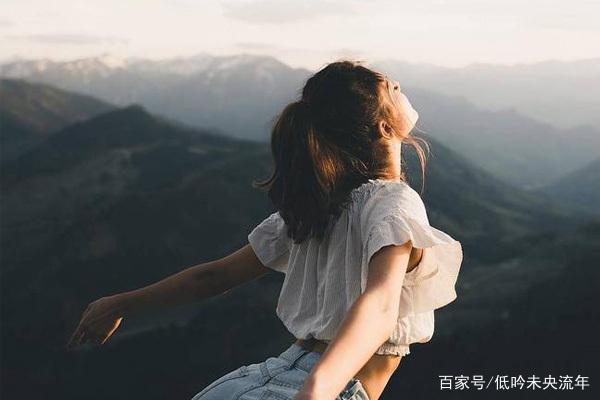 女子不能生，丈夫要離婚，公園相遇，看見她的腳後男人後悔了