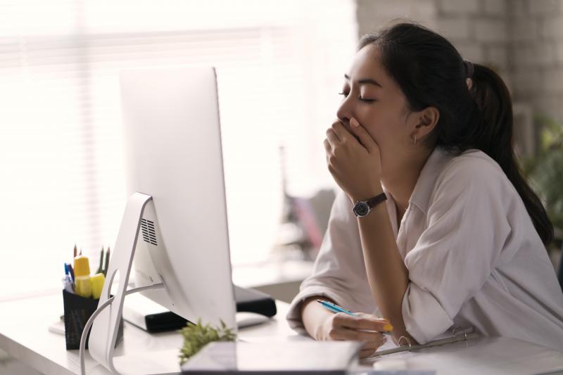 一上床就「秒睡」很健康？專家警告：這是過勞現象，身體在幫你「還債」！