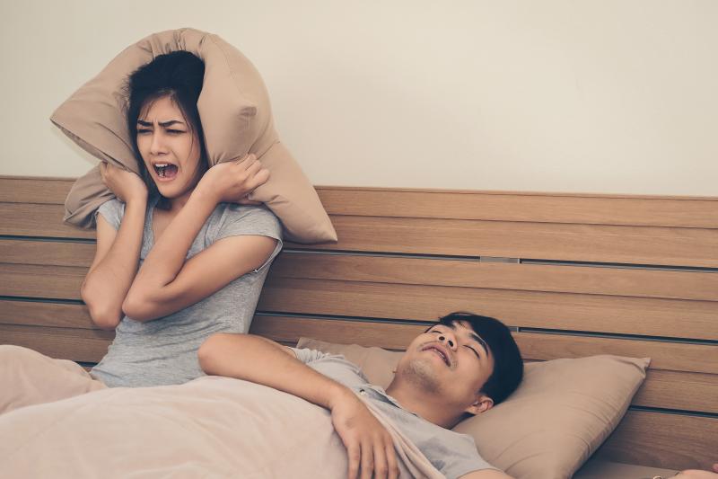 一上床就「秒睡」很健康？專家警告：這是過勞現象，身體在幫你「還債」！