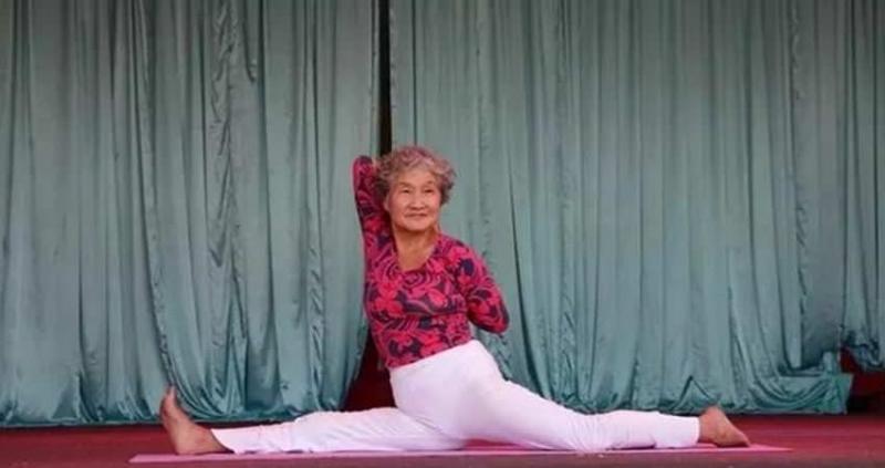 77歲瑜伽奶奶苦練瑜伽11年，開班授課分文不取：我要那麼多錢幹嘛