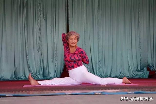 77歲瑜伽奶奶苦練瑜伽11年，開班授課分文不取：我要那麼多錢幹嘛