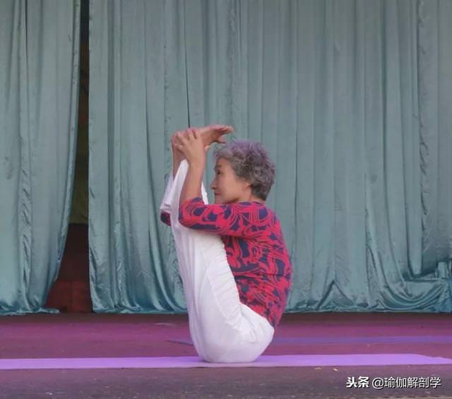 77歲瑜伽奶奶苦練瑜伽11年，開班授課分文不取：我要那麼多錢幹嘛