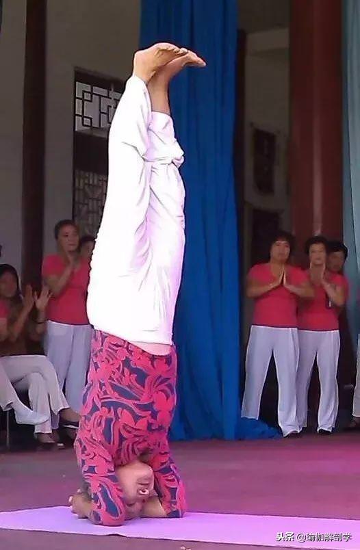 77歲瑜伽奶奶苦練瑜伽11年，開班授課分文不取：我要那麼多錢幹嘛