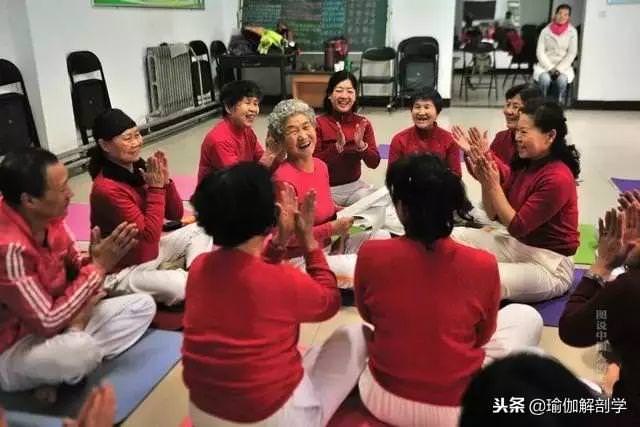 77歲瑜伽奶奶苦練瑜伽11年，開班授課分文不取：我要那麼多錢幹嘛