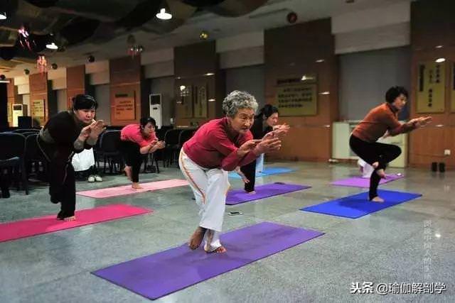77歲瑜伽奶奶苦練瑜伽11年，開班授課分文不取：我要那麼多錢幹嘛