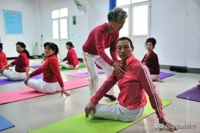 77歲瑜伽奶奶苦練瑜伽11年，開班授課分文不取：我要那麼多錢幹嘛