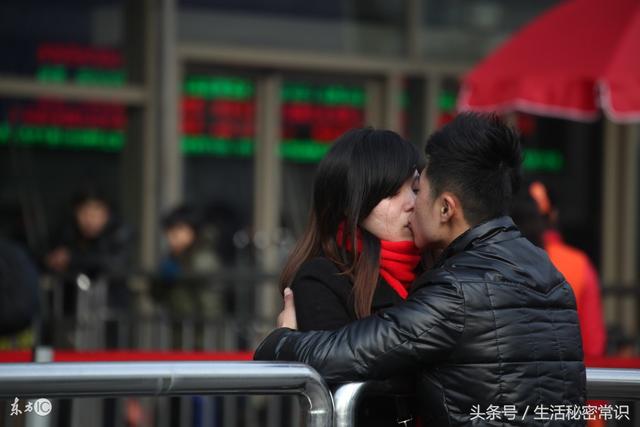 女兒帶男友回家，吃飯時女兒打勢，母親發現情況不對，偷偷的報警