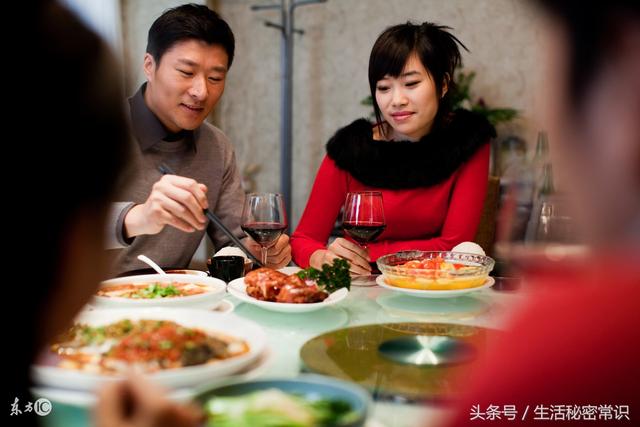 女兒帶男友回家，吃飯時女兒打勢，母親發現情況不對，偷偷的報警