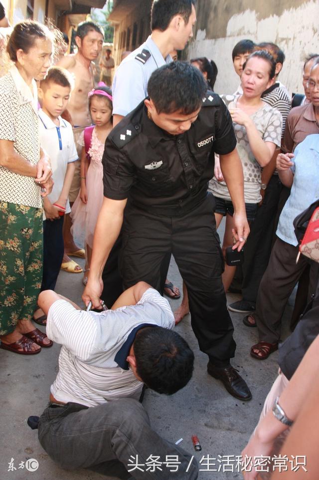 女兒帶男友回家，吃飯時女兒打勢，母親發現情況不對，偷偷的報警