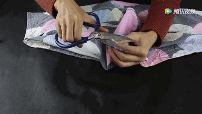 舊枕頭套「剪一個小洞」幫你省下好多錢！成品放進衣櫃後...網友驚呼：功能超強大！ 