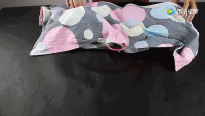 舊枕頭套「剪一個小洞」幫你省下好多錢！成品放進衣櫃後...網友驚呼：功能超強大！ 