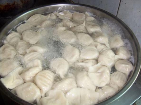 煮餃子時，別只用清水了，往水裡加3樣「東西」，口感香嫩，餃皮不破不粘！