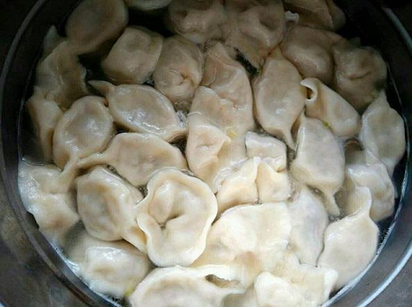 煮餃子時，別只用清水了，往水裡加3樣「東西」，口感香嫩，餃皮不破不粘！
