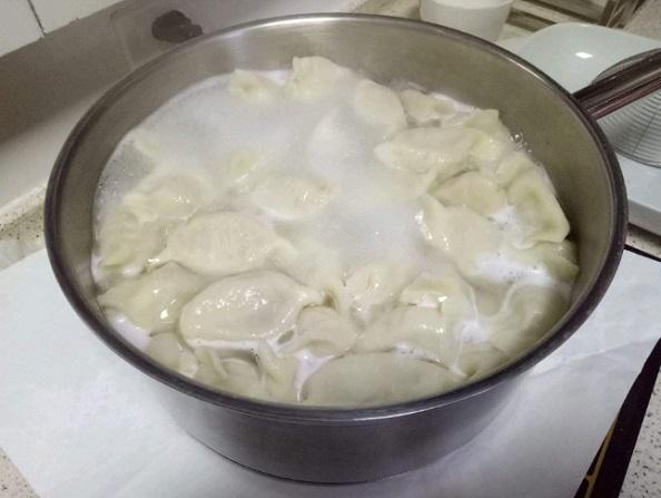 煮餃子時，別只用清水了，往水裡加3樣「東西」，口感香嫩，餃皮不破不粘！