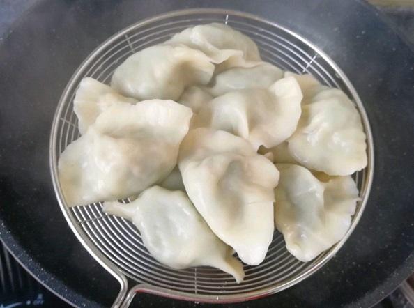 煮餃子時，別只用清水了，往水裡加3樣「東西」，口感香嫩，餃皮不破不粘！