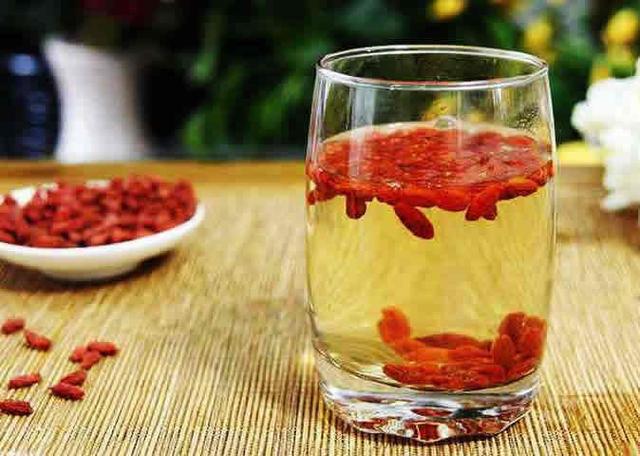 用「枸杞」泡水時，很多人放錯了「水」！難怪效果不大，浪費嚴重